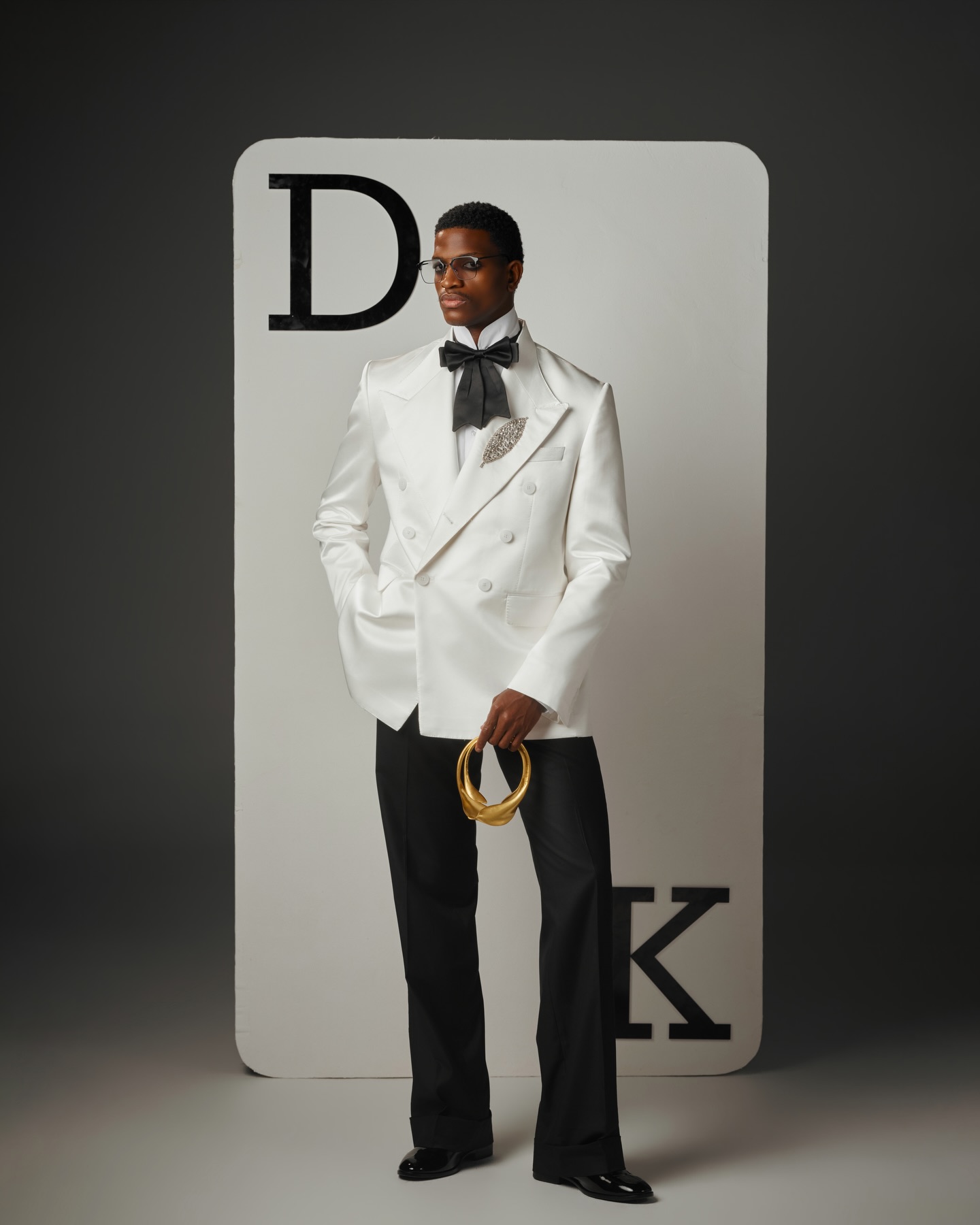 白人男性スーツセット 2 ピースブレザー + 黒パンツクリス - Men Formal Wear Black And White のレビューと価格