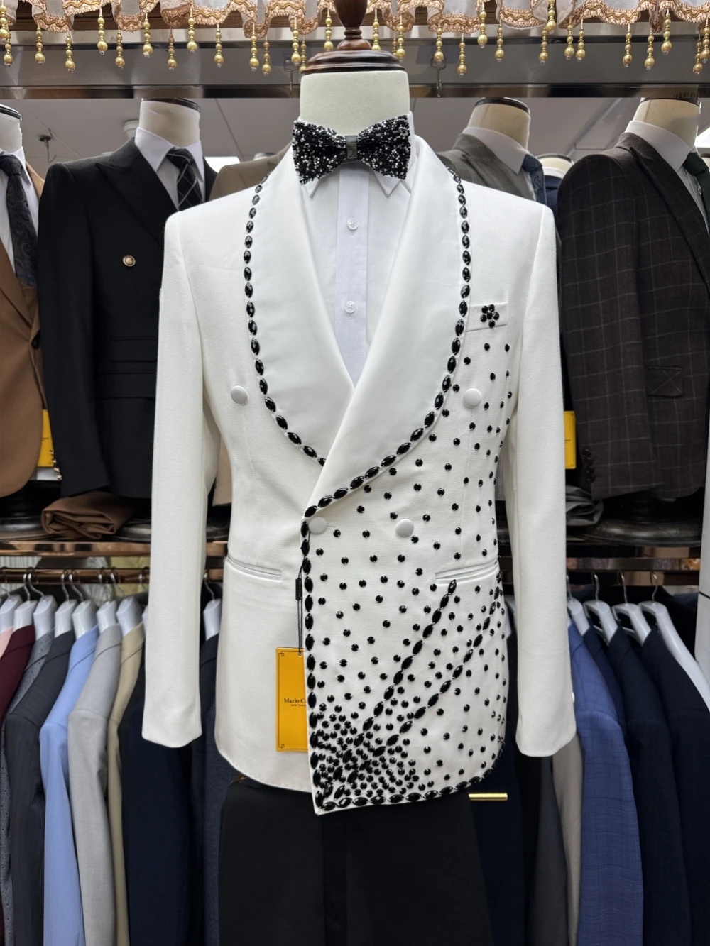 白新郎男性スーツセット 2 ピースブレザー + 黒パンツズボ - Men Formal Wear Black And White のレビューと価格